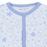 Pijama-celeste-con-estampado-de-estrellas-para-bebe-niño-104803138