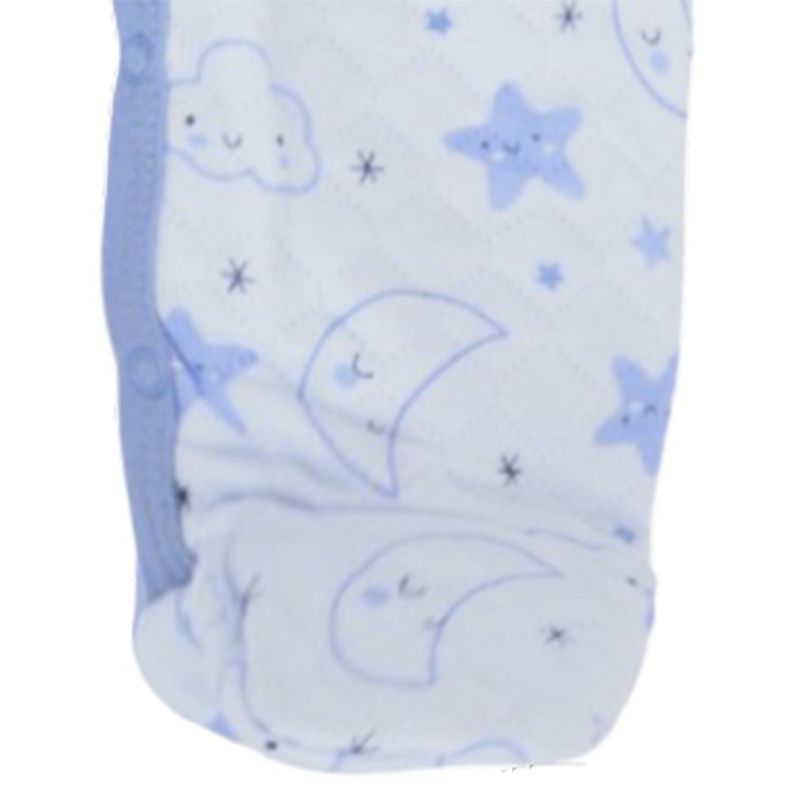 Pijama-celeste-con-estampado-de-estrellas-para-bebe-niño-104803138