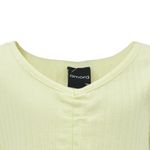 Blusa-amarilla-con-acanalado-para-niña-104785771