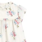 Vestido-blanco-con-estampado-de-flores-para-niña-104846799