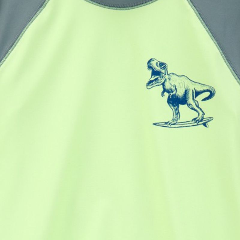 Camiseta-bicolor-con-estampado-de-dinosaurio-para-niño-104846972