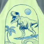 Camiseta-bicolor-con-estampado-de-dinosaurio-para-niño-104846972