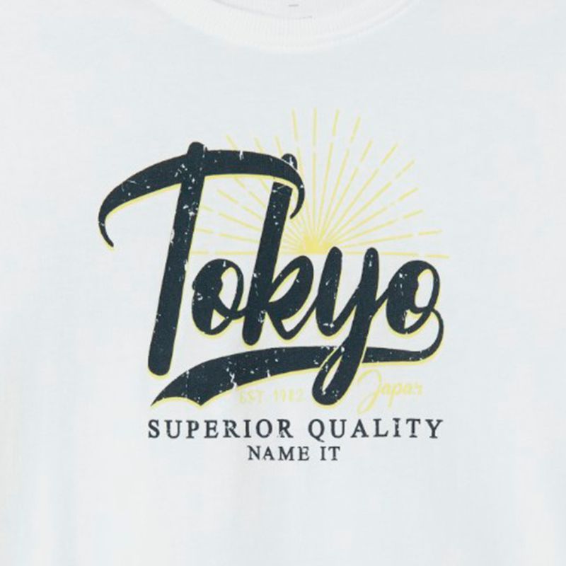 104842447-Camiseta-blanca-con-estampado-para-niño