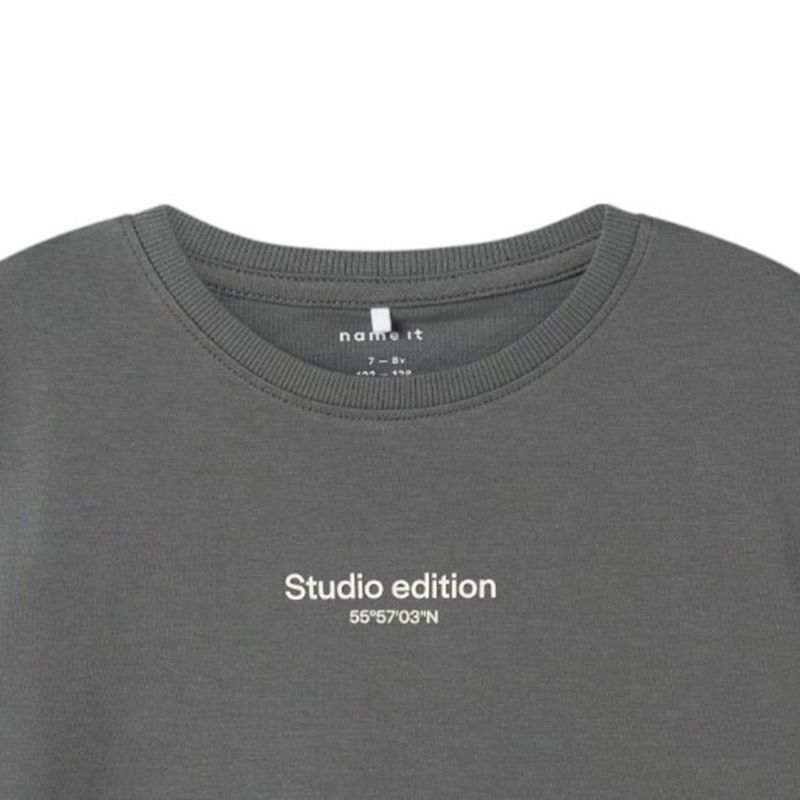 104842472-Camiseta-gris-con-estampado-para-niño