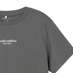 104842472-Camiseta-gris-con-estampado-para-niño