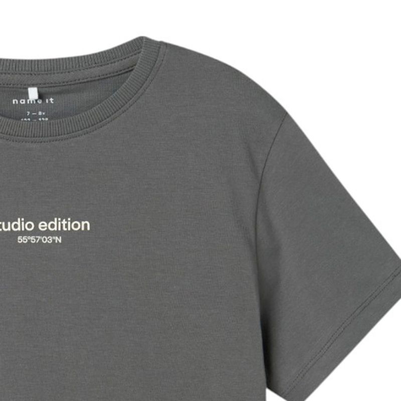 104842472-Camiseta-gris-con-estampado-para-niño