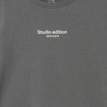 104842472-Camiseta-gris-con-estampado-para-niño