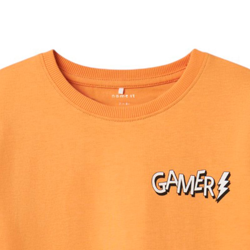 104842584-Camiseta-anaranjada-con-estampado-para-niño