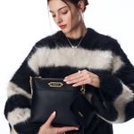 104814530-Cartera-crossbody-H-Co-color-negro-para-mujer