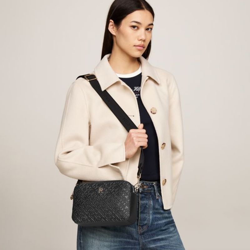 104837484-Cartera-crossbody-Tommy-Hilfiger-color-negro-para-mujer