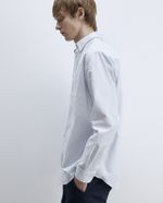 104835376-Camisa-oxford-Sfera-regular-fit-celeste-rayada-para-hombre