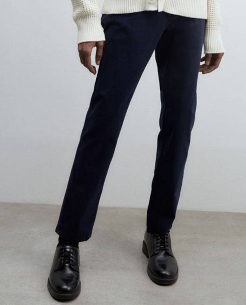 104835411-Pantalon-casual-Sfera-slim-fit-azul-navy-solido-para-hombre-