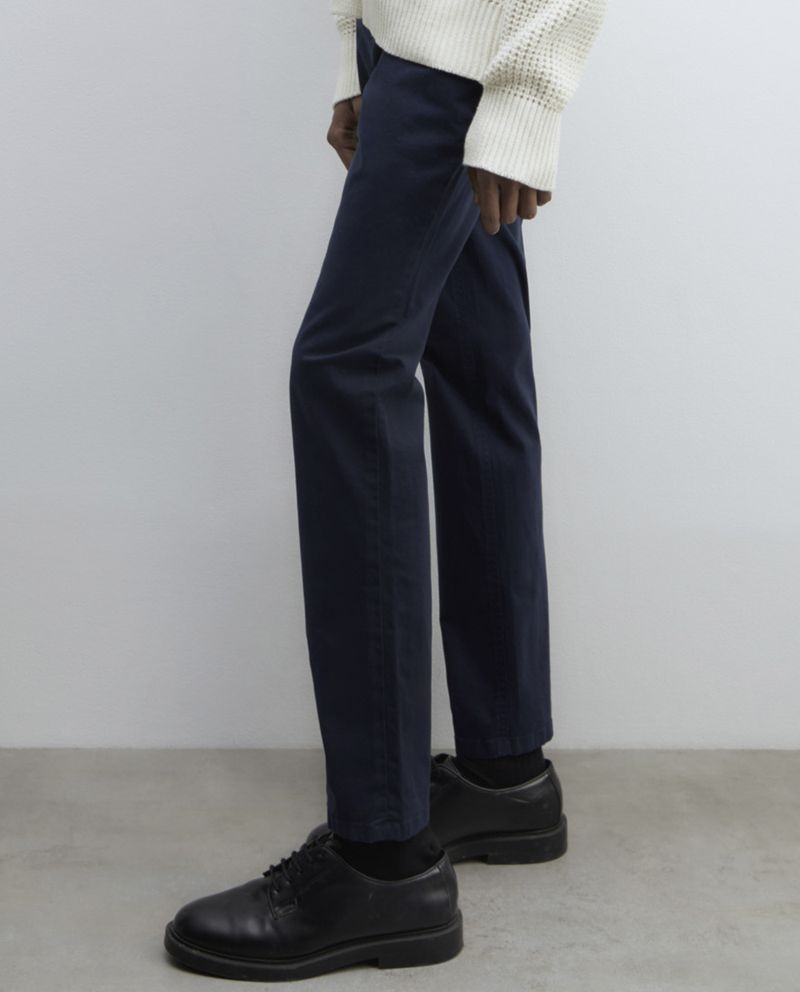 104835411-Pantalon-casual-Sfera-slim-fit-azul-navy-solido-para-hombre-