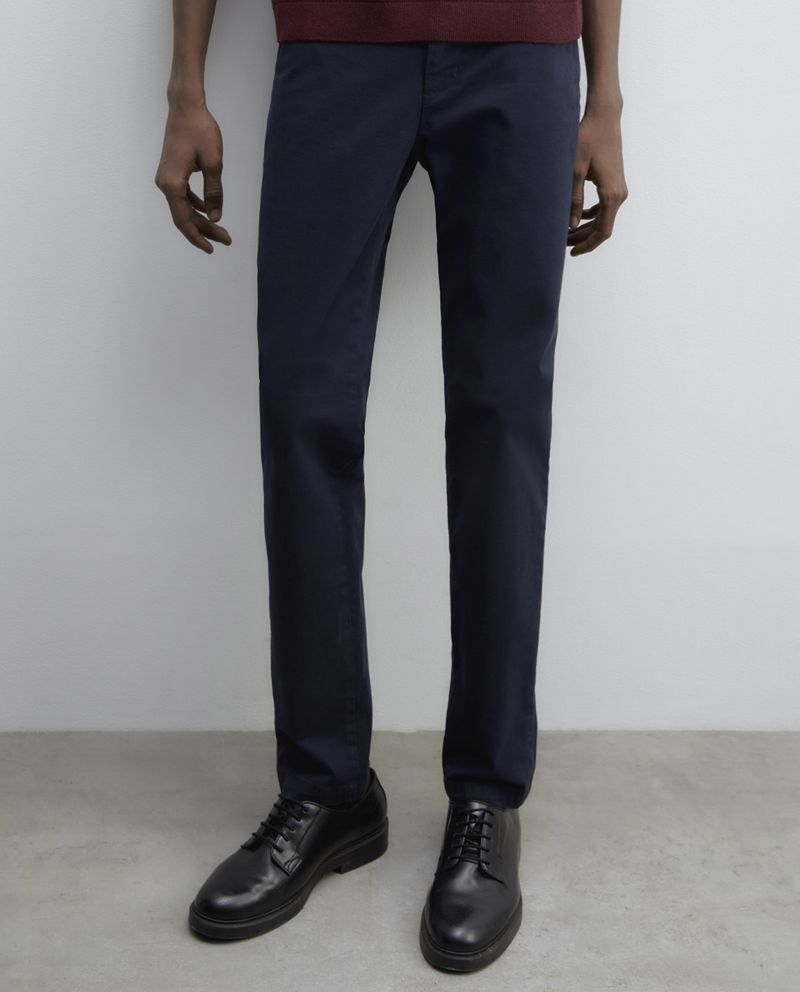104835441-Pantalon-chino-Sfera-slim-fit-azul-navy-solido-para-hombre