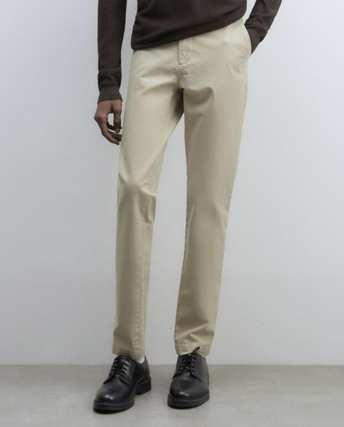 Pantalón chino Sfera slim fit beige sólido para hombre