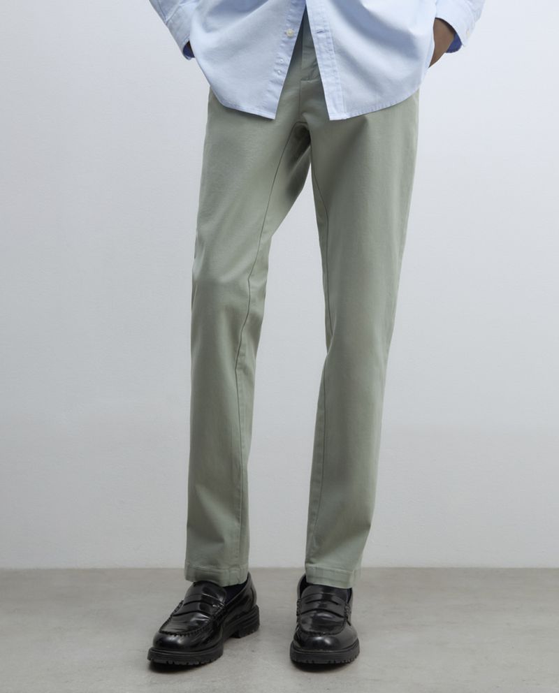 104835462-Pantalon-chino-Sfera-slim-fit-verde-olivo-solido-para-hombre