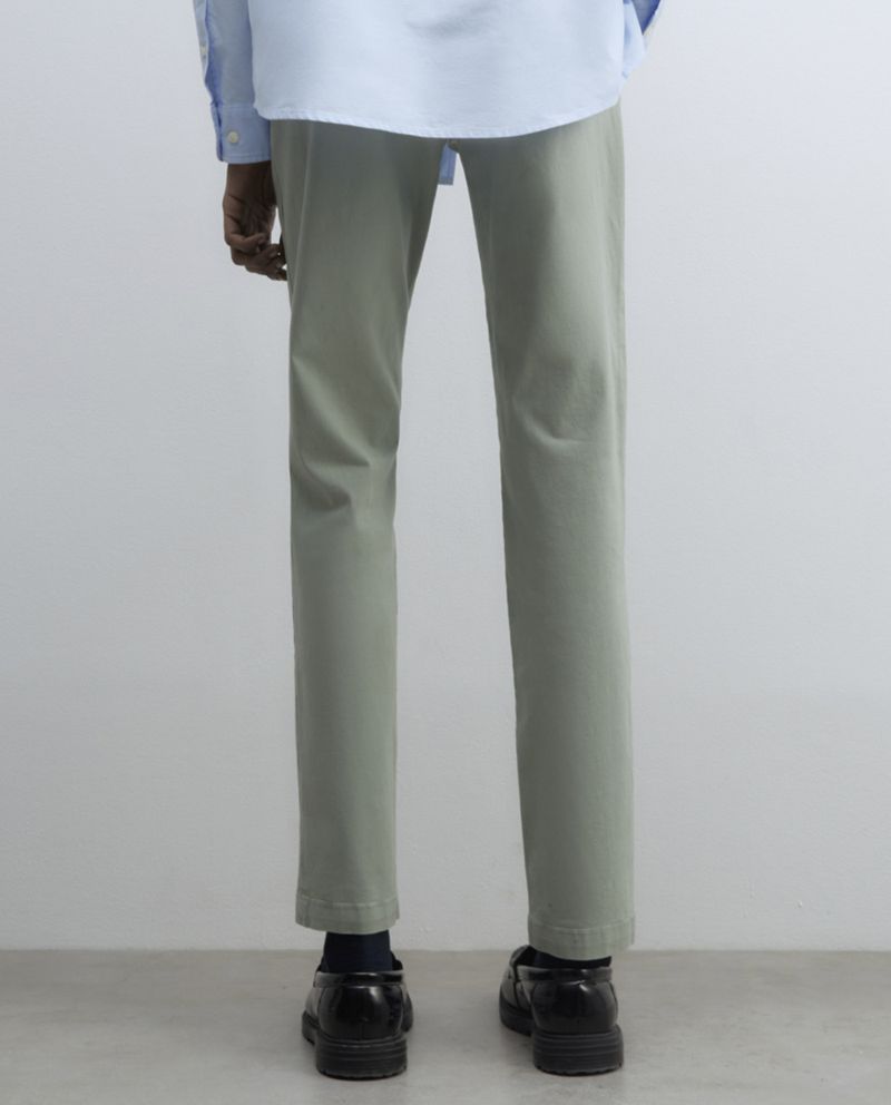 104835462-Pantalon-chino-Sfera-slim-fit-verde-olivo-solido-para-hombre