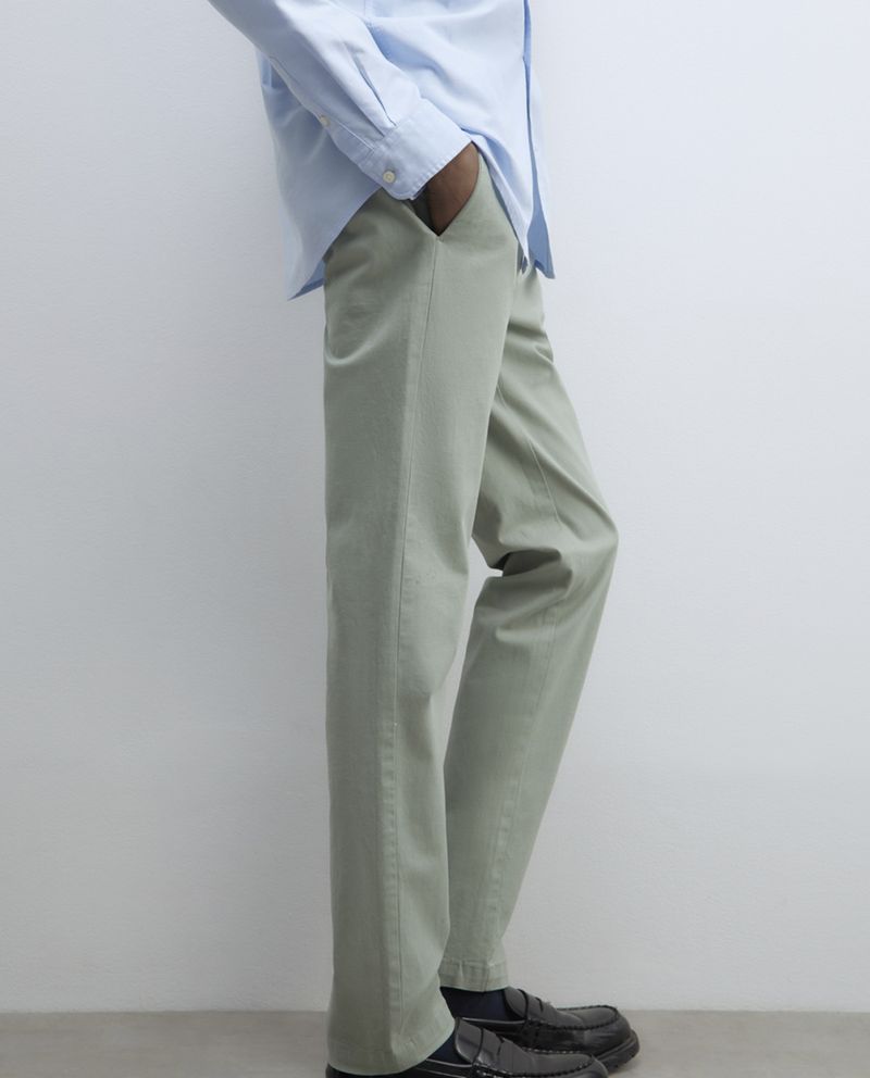 104835462-Pantalon-chino-Sfera-slim-fit-verde-olivo-solido-para-hombre