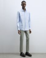104835462-Pantalon-chino-Sfera-slim-fit-verde-olivo-solido-para-hombre