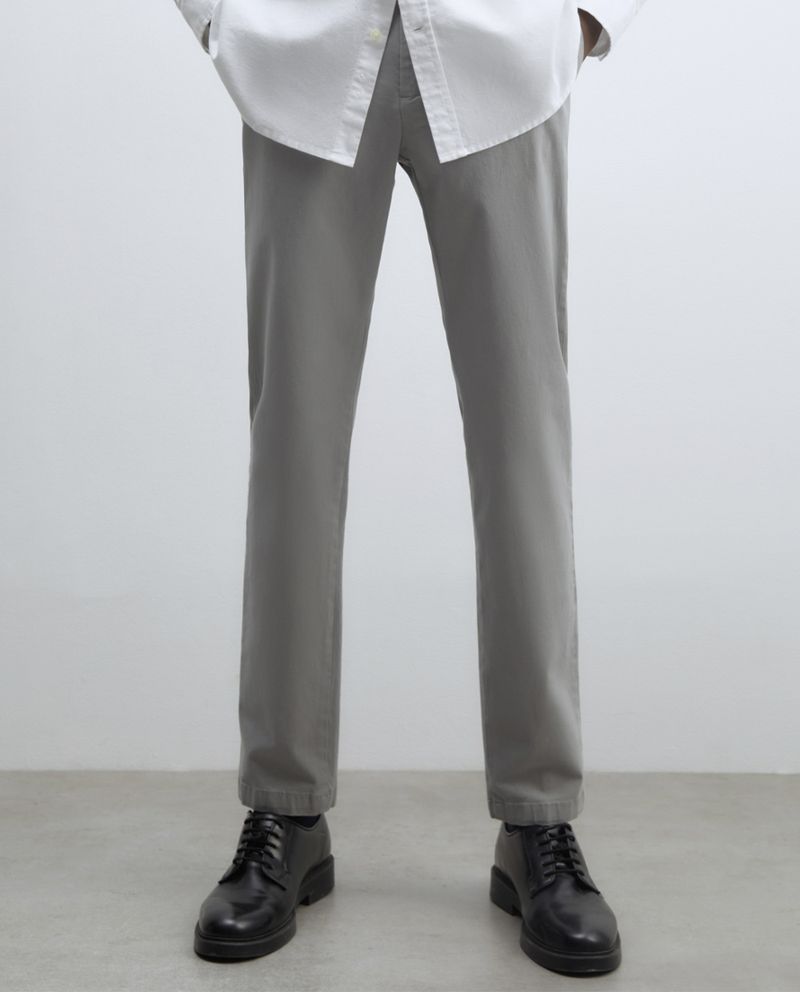 104835469-Pantalon-chino-Sfera-slim-fit-gris-solido-para-hombre