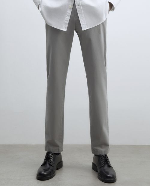 Pantalón chino Sfera slim fit gris sólido para hombre