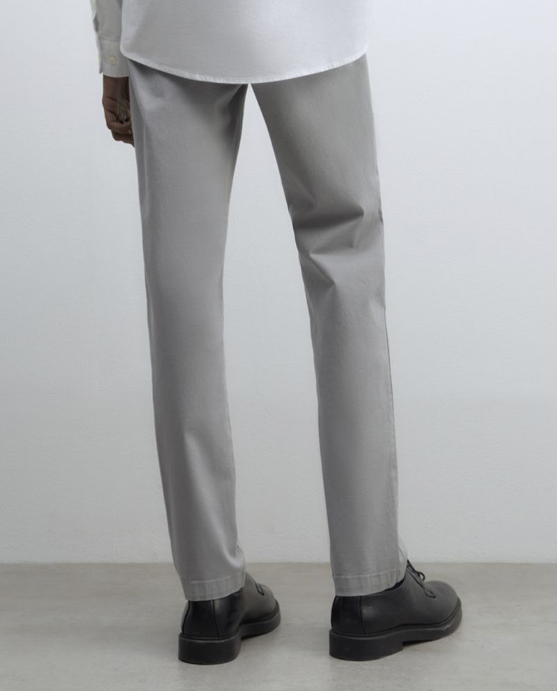 104835469-Pantalon-chino-Sfera-slim-fit-gris-solido-para-hombre