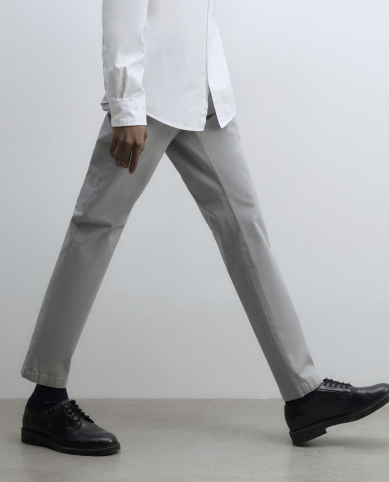 104835469-Pantalon-chino-Sfera-slim-fit-gris-solido-para-hombre