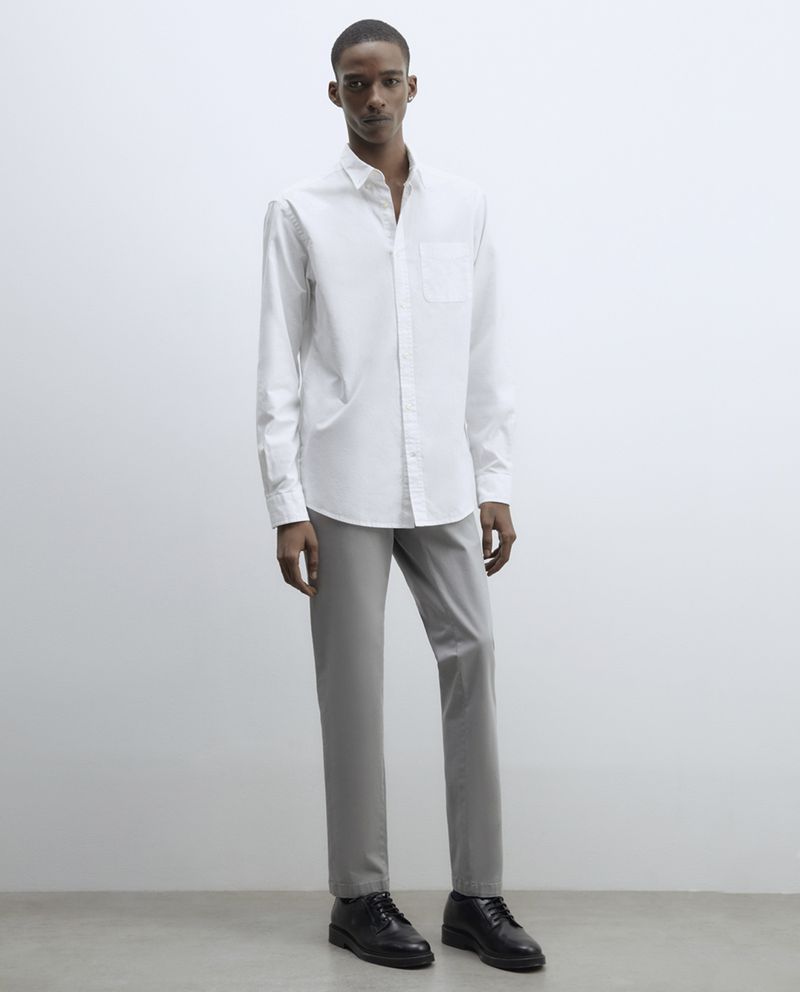 104835469-Pantalon-chino-Sfera-slim-fit-gris-solido-para-hombre