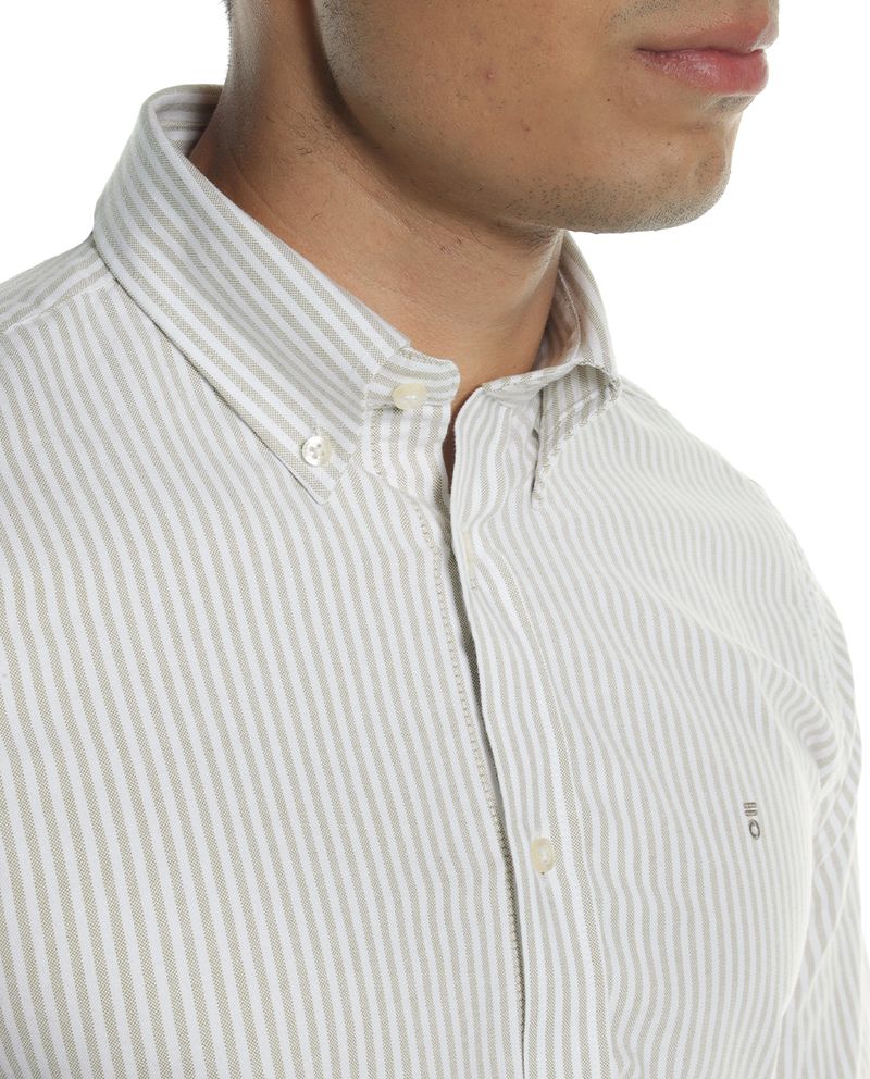 104782630-Camisa-casual-oxford-PuroEGO-custom-fit-cafe-claro-rayada-para-hombre