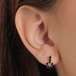 104841244-Set-de-aretes-y-dije-color-dorado-para-mujer