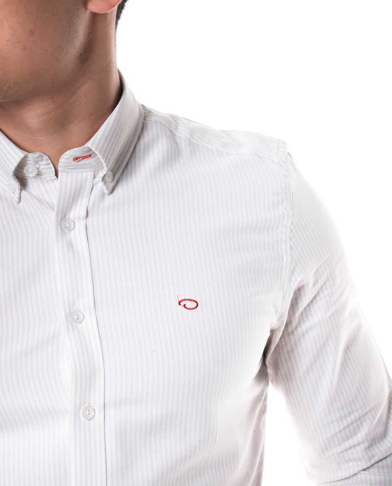 104826096-Camisa-casual-Oscar-de-la-Renta-tailored-fit-beige-rayada-para-hombre-
