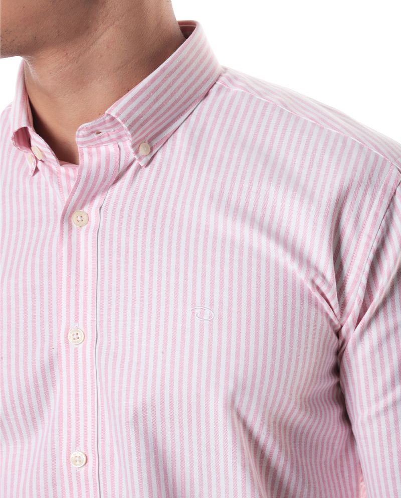 104826100-Camisa-casual-Oscar-de-la-Renta-tailored-fit-rosada-rayada-para-hombre-