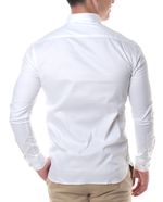 104826487-Camisa-casual-Oscar-de-la-Renta-tailored-fit-blanca-solida-para-hombre