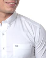 104826487-Camisa-casual-Oscar-de-la-Renta-tailored-fit-blanca-solida-para-hombre