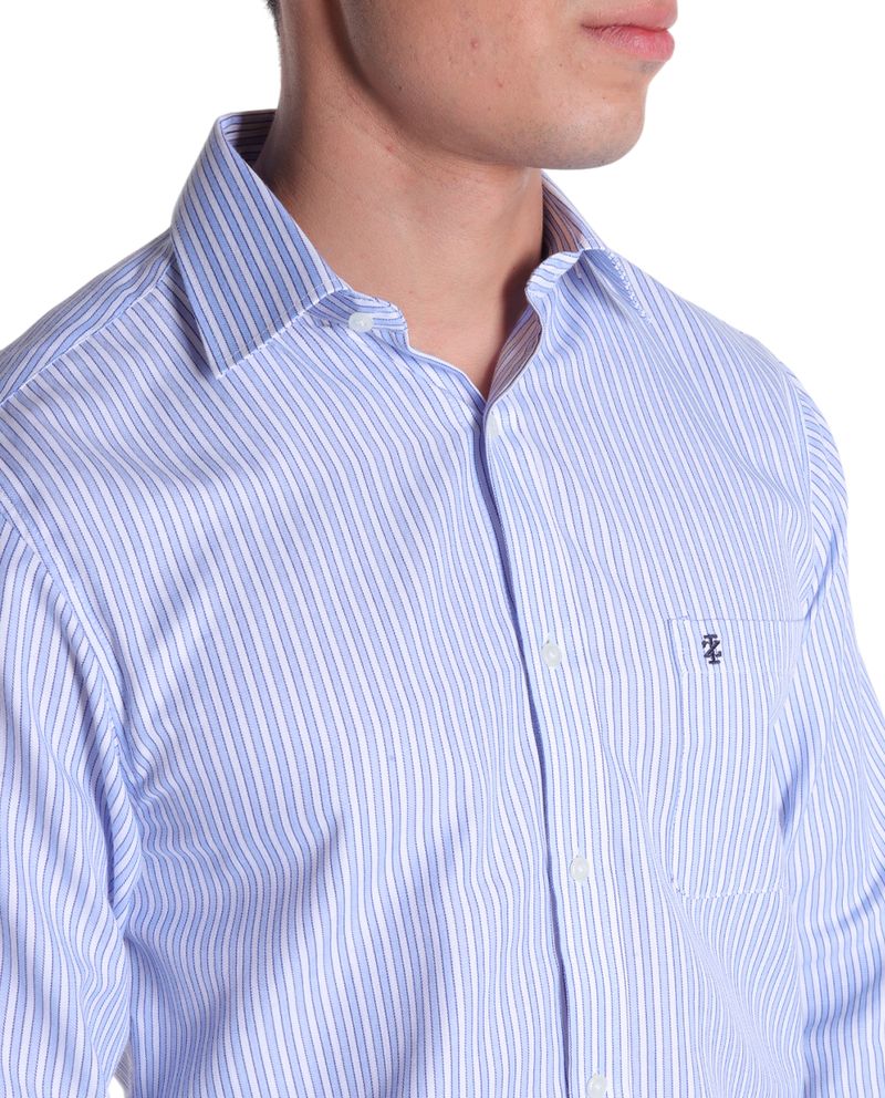 104805670-Camisa-de-vestir-regular-fit-Izod-celeste-rayada-para-hombre