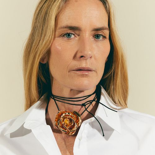 Choker con flor metálica dorada para mujer