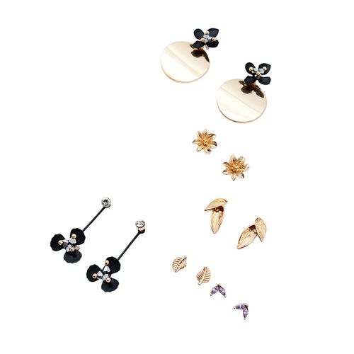 Set de 6 aretes metálicos dorados para mujer