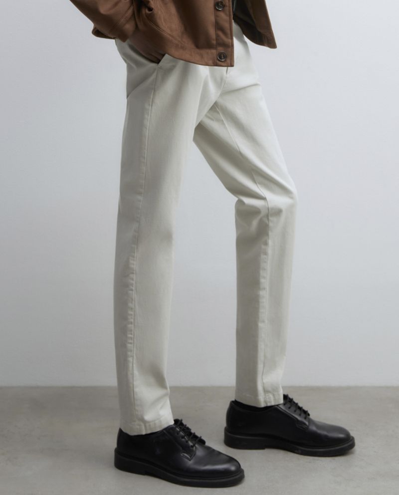 104835455-Pantalon-chino-Sfera-ivory-solido-para-hombre
