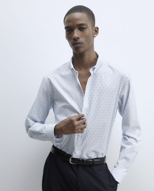 Camisa informal entallada con estampado de rombos mini celeste de Sfera para hombre