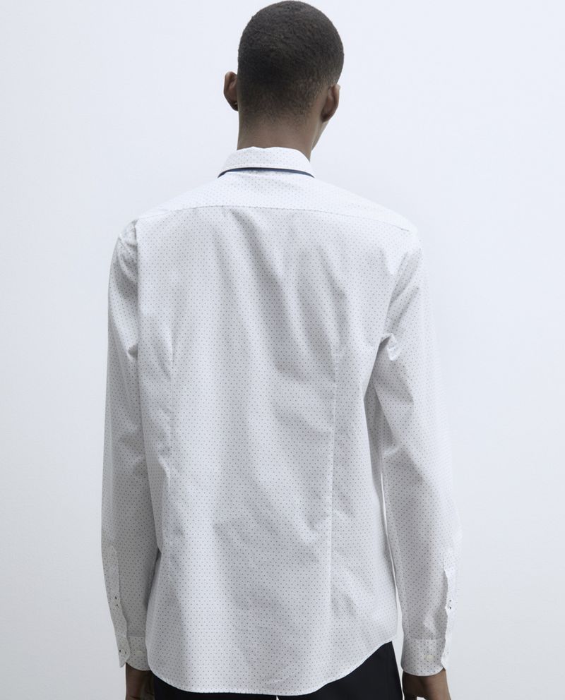 104856086-Camisa-casual-slim-fit-Sfera-blanca-mini-print-puntos-para-hombre