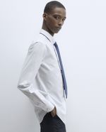 104856086-Camisa-casual-slim-fit-Sfera-blanca-mini-print-puntos-para-hombre