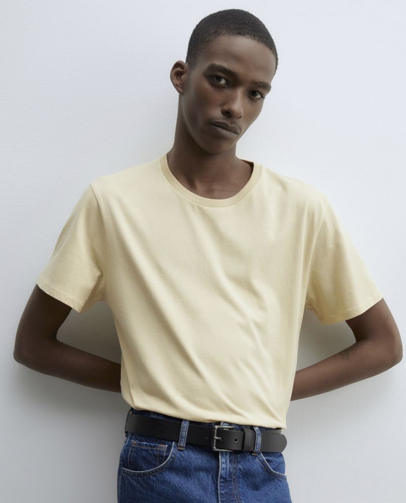 104856157-Camiseta-basica-regular-fit-Sfera-amarilla-solida-para-hombre