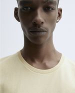 104856157-Camiseta-basica-regular-fit-Sfera-amarilla-solida-para-hombre