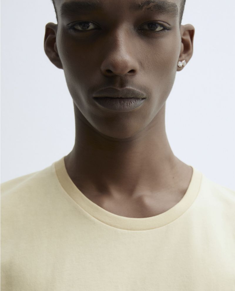 104856157-Camiseta-basica-regular-fit-Sfera-amarilla-solida-para-hombre