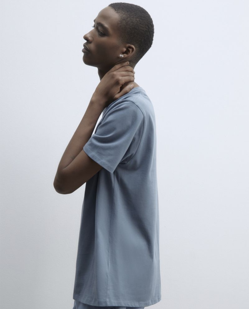 104856172-Camiseta-basica-regular-fit-Sfera-azul-solida-para-hombre
