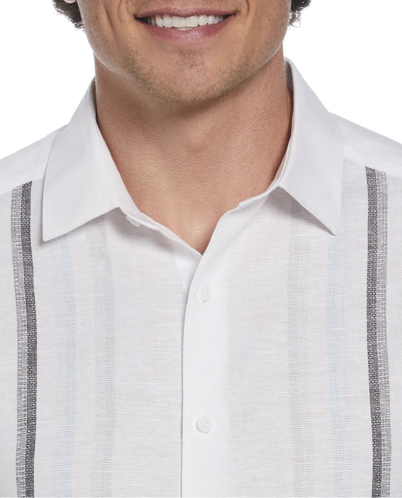 104808682-Guayabera-de-lino-Cubavera-classic-fit-blanca-con-rayas-al-frente-para-hombre