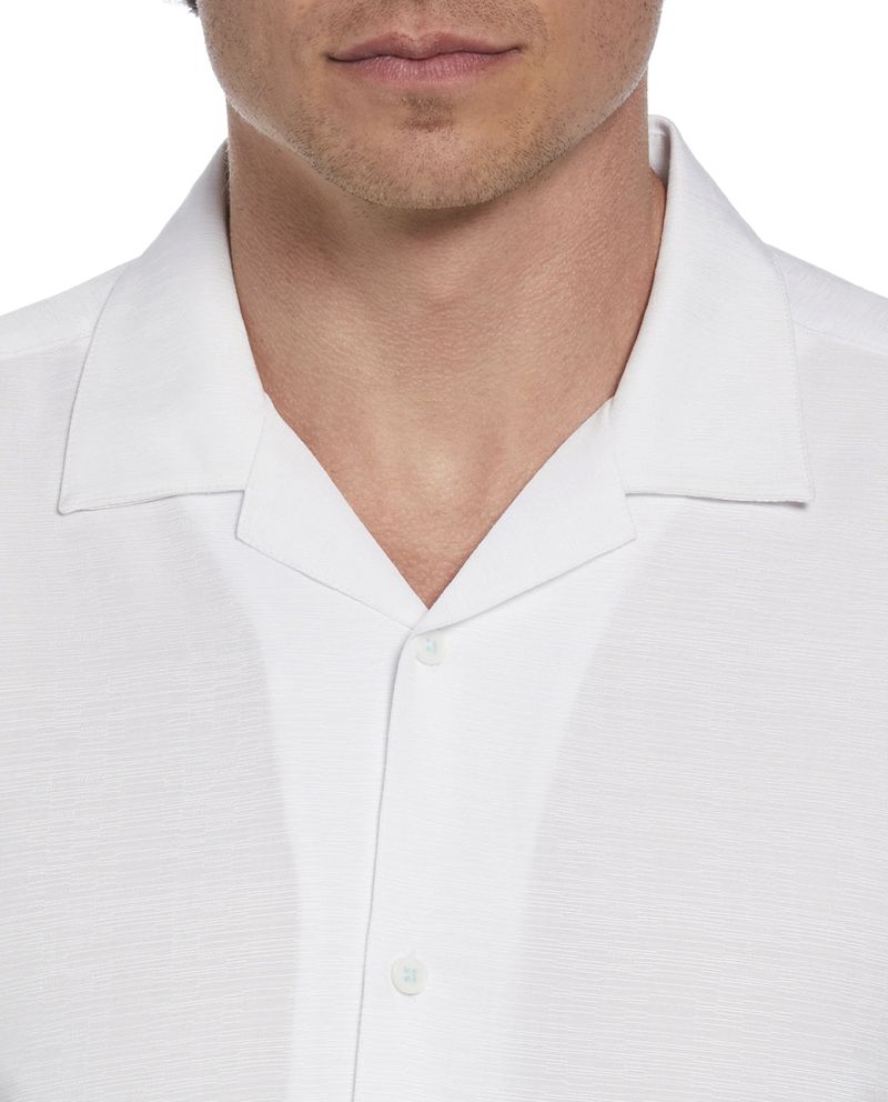 104808707-Guayabera-Cubavera-classic-fit-blanca-con-estampado-tropical-para-hombre