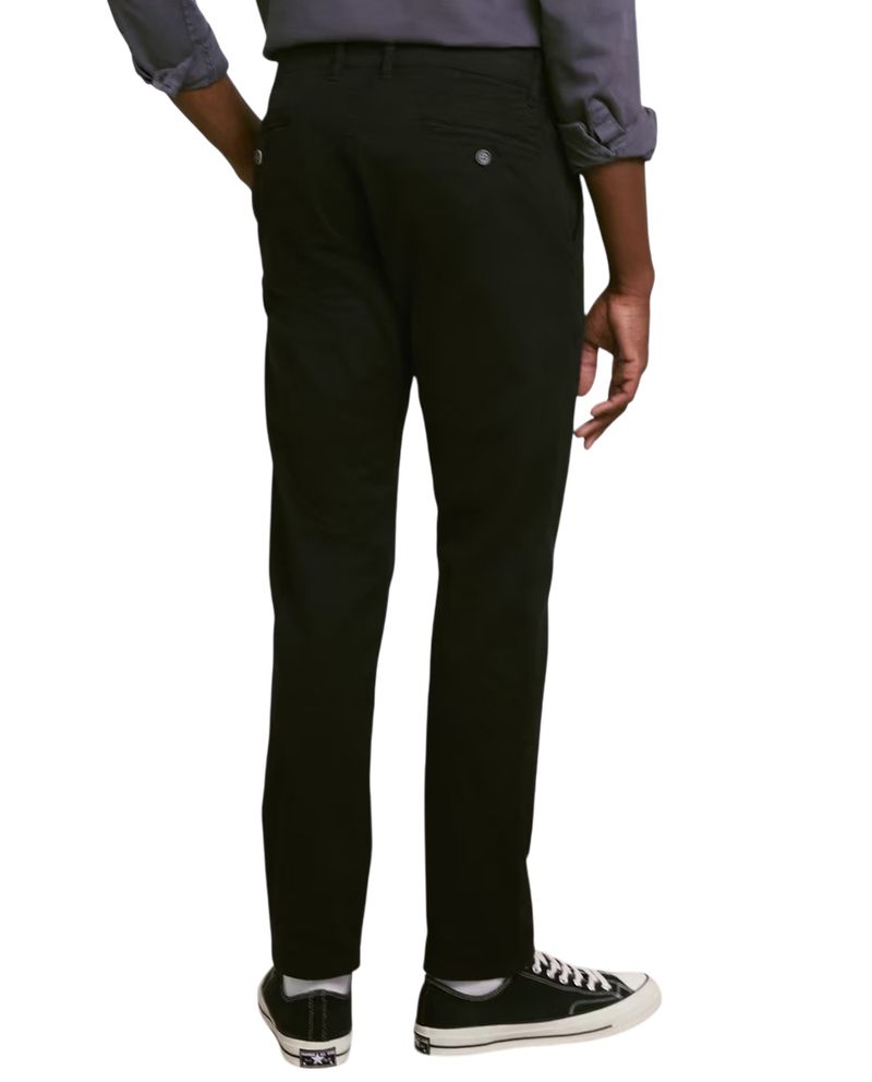 104843184-Pantalon-chino-Easy-Wear-slim-fit-negro-solido-para-hombre