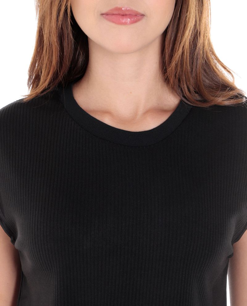 104726535-Camiseta-Unexpected-negro-manga-corta-para-mujer
