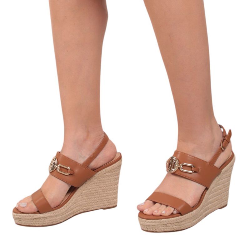 104829201-Sandalia-casual-Tommy-Hilfiger-color-cafe-para-mujer